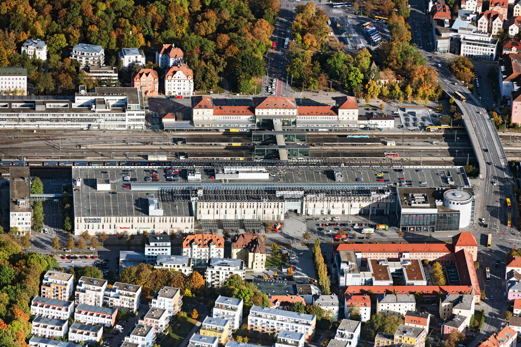 dr__0038696.jpg | REGENSBURG 23.10.2023 Gebäude des Einkaufszentrum Regensburg Arcaden der ECE-Projektmanagement GmbH und Hauptbahnhof der Deutschen Bahn an der Friedenstraße im Ortsteil Galgenberg in Regensburg im Bundesland Bayern. Weiterführende Informationen bei: ECE Projektmanagement G.m.b.H & Co. KG. // Building of the shopping center Regensburg Arcaden der ECE-Projektmanagement GmbH on Friedenstrasse in the district Galgenberg in Regensburg in the state Bavaria. Further information at: ECE Projektmanagement G.m.b.H & Co. KG. Foto: Daniel Reiter