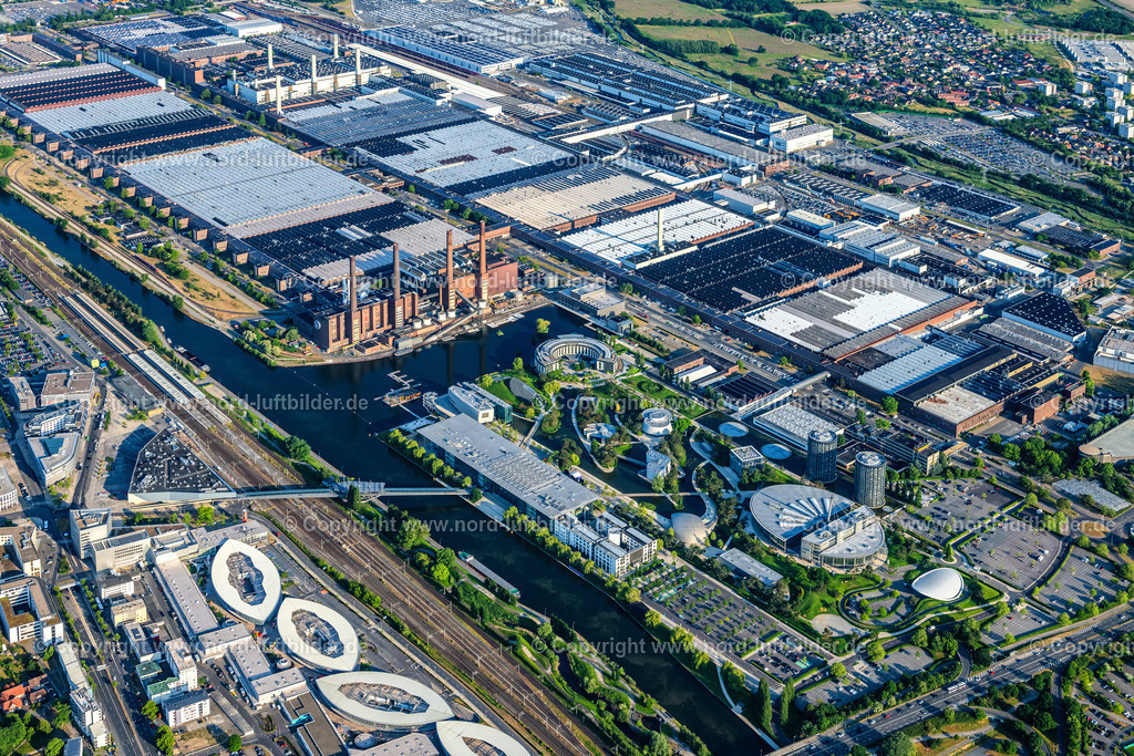 Wolfsburg_VW_Werk_Volkswagen_ELS_3639050623 | WOLFSBURG 05.06.2023 Blick auf das VW - Werksgelände Forschung & Entwicklung der Volkswagen AG an der VW-Straße an der VW-Mittelstraße in Wolfsburg im Bundesland Niedersachsen. Weiterführende Informationen bei: VOLKSWAGEN AG. // View of the VW - factory premises research & development of Volkswagen AG on street VW-Mittelstrasse in Wolfsburg in the state of Lower Saxony. Further information at: VOLKSWAGEN AG. Foto: Martin Elsen