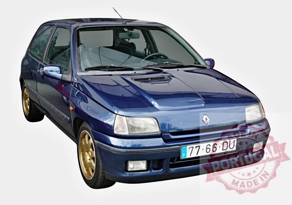 Renault Clio showcasing its timeless design and vibrant blue paint | Classic Renault Clio standing out with its iconic design and deep blue color, capturing the essence of 90s automotive style - Realisiert mit Pictrs.com