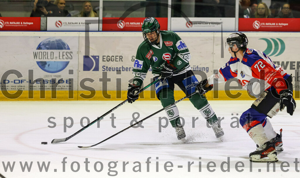 2023-11-03_115_TSV_Erding_gegen_ESC_Dorfen | Erding, Deutschland, 03.11.2023:
Eishockey, Bayernliga Vorrunde 2023 / 2024, 6. Spieltag, TSV Erding gegen ESC Dorfen, Endergebnis: 11:3

Daniel Krzizok (Erding Gladiators, #18), Erik Walter (ESC Dorfen, #72)

Foto: Christian Riedel / fotografie-riedel.net