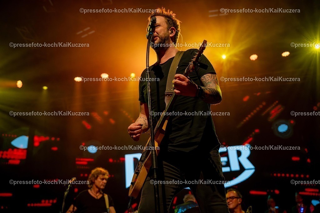 KKU25012501163 | 25.01.2025, xkkux, Düsseldorf, Karnevalsveranstaltung - Die Lachende in der Mitsubishi Electric HALLE. Die Band PAVEIER performt bei ihrem Auftritt. Im Bild Sven Welter