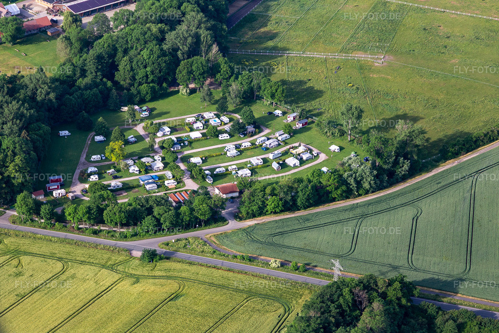 Luftbild: Wohnwagen und Zelte- Campingplatz - und Zeltplatz Camping Drei Gleichen in Mühlberg im Ortsteil Mühlberg in Drei Gleichen im Bundesland Thüringen in Deutschland. Foto: IMG_007672.jpg vom 15.06.2021 durch Werner Riehm/FLY-FOTO.de