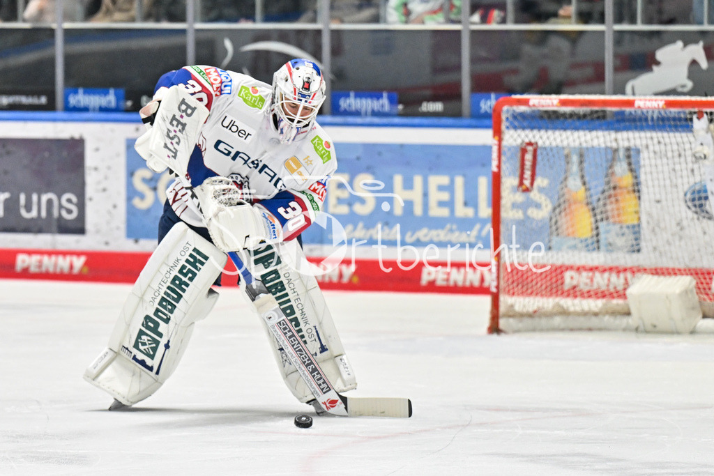 Augsburger Panther - Eisbären Berlin | am Puck Jake HILDEBRAND (Eisbaeren Berlin #30) / Freisteller / Einzelfoto / DEL: Augsburger Panther - Eisbaeren Berlin, Curt Frenzel Stadion am 31.10.2024