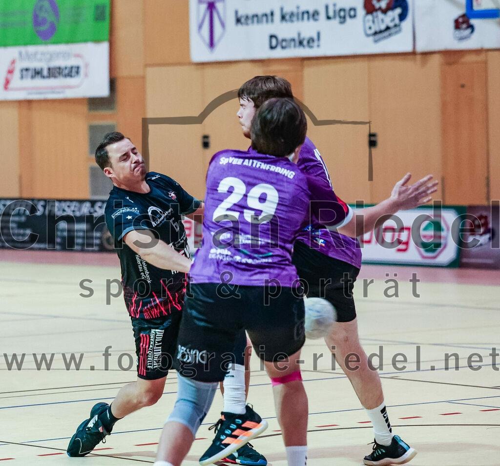 2023-11-26_071_SpVgg_Altenerding_gegen_TSV_1861_Mainburg | Erding, Deutschland, 26.11.2023:
Handball, Bezirksoberliga Männer 2023 / 2024, 9. Spieltag, SpVgg Altenerding gegen TSV 1861 Mainburg, Endergebnis: 34:20

Fabian Kuhns (TSV 1861 Mainburg, #6), Kilian Jödecke (SpVgg Altenerding, #29), Niklas Fleps (SpVgg Altenerding, #17)

Foto: Christian Riedel / fotografie-riedel.net