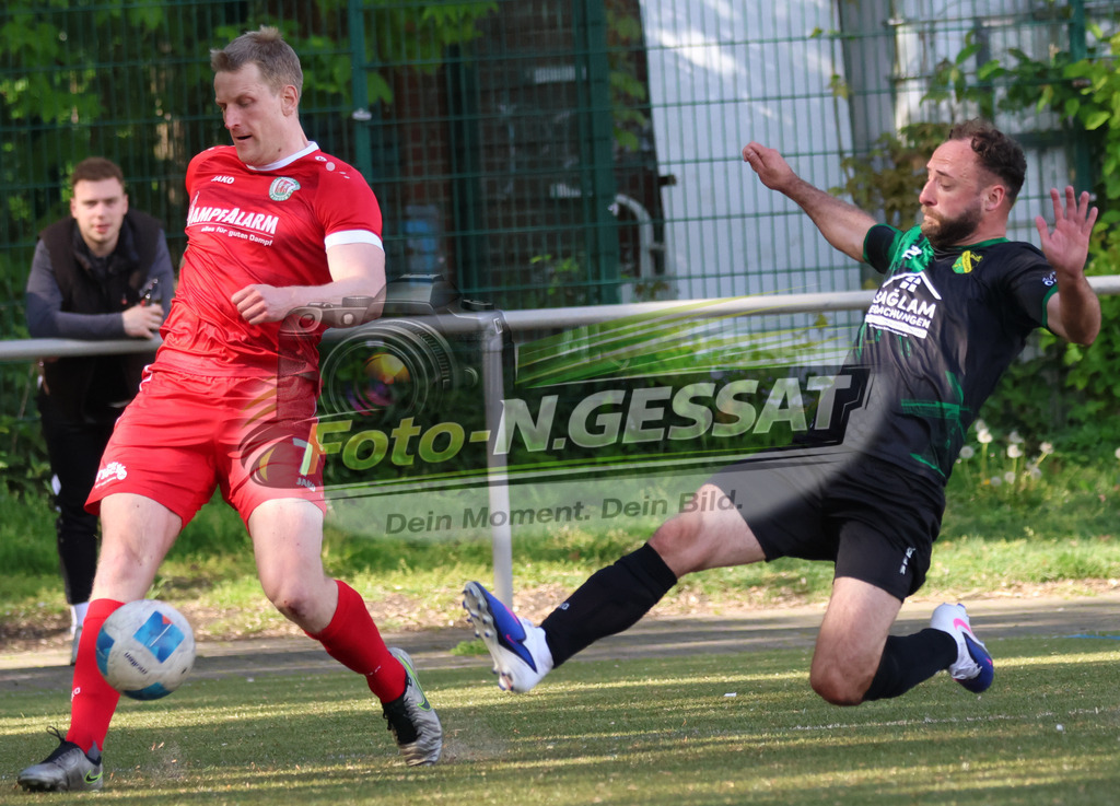 Bünder SV - SC Enger | Auf dem Bild zu sehen: rot Bünder SV: Volkmar Vöge ; schwarz SC Enger: Alexander Tiefenbach Bünder SV, SC Enger, Saison 25/26, Kreisliga A, Bünde, Deutschland - Realisiert mit Pictrs.com