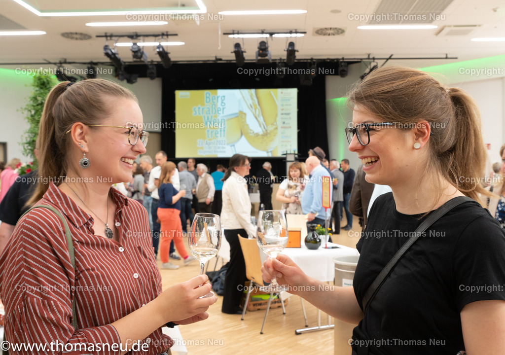 DSC_8147 | Der Bergsträßer Weintreff ist traditionell die Auftaktveranstaltung für den Bergsträßer Weinfrühling. Alljährlich April  bietet der Weintreff im Bürgerhaus Bensheim die einmalige Gelegenheit, fast 170 Bergsträßer Weine, Seccos und Sekte von 19 Weinbaubetrieben an einem Ort zu probieren. Nahezu alle Bergsträßer Betriebe sind vertreten und bieten ihre Spezialitäten an. Bild: Thomas Neu