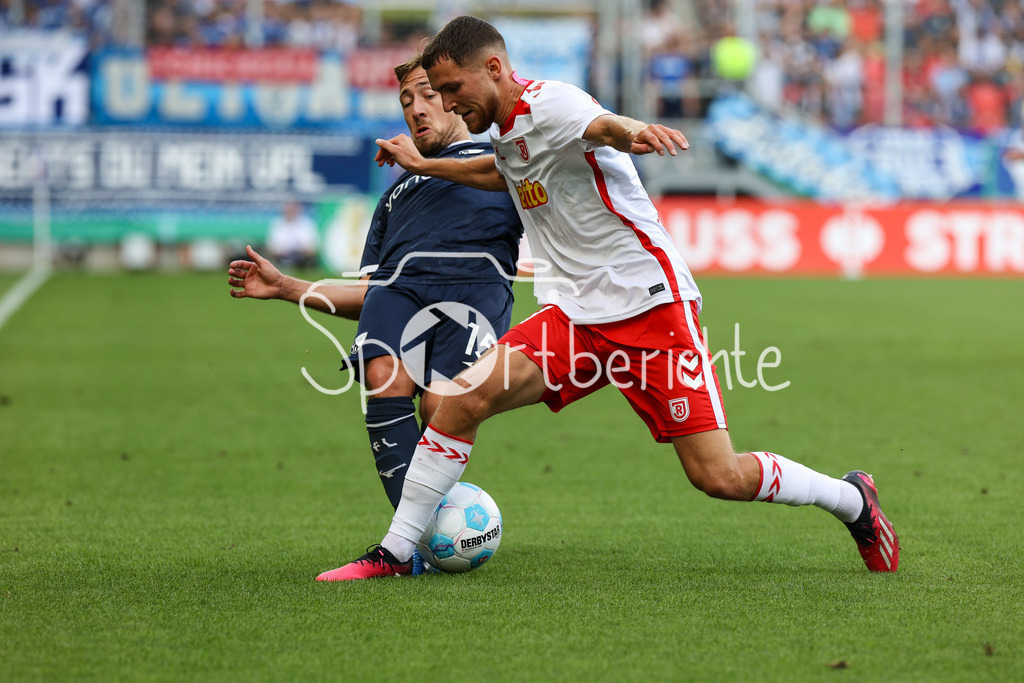 SSV Jahn Regensburg - VfL Bochum | im Duell Felix PASSLACK (VFL #15) und Oscar SCHOENFELDER (Jahn #7) / Zweikampf