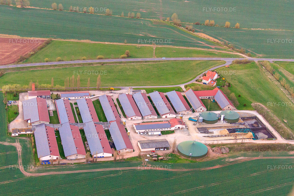 Luftbild: Großer Landwirtschaftlicher Betrieb an der Lindnerstr im Ortsteil Gleicherwiesen in Römhild im Bundesland Thüringen in Deutschland. Foto: IMG_63856.jpg vom 03.04.2014 durch Werner Riehm/FLY-FOTO.de