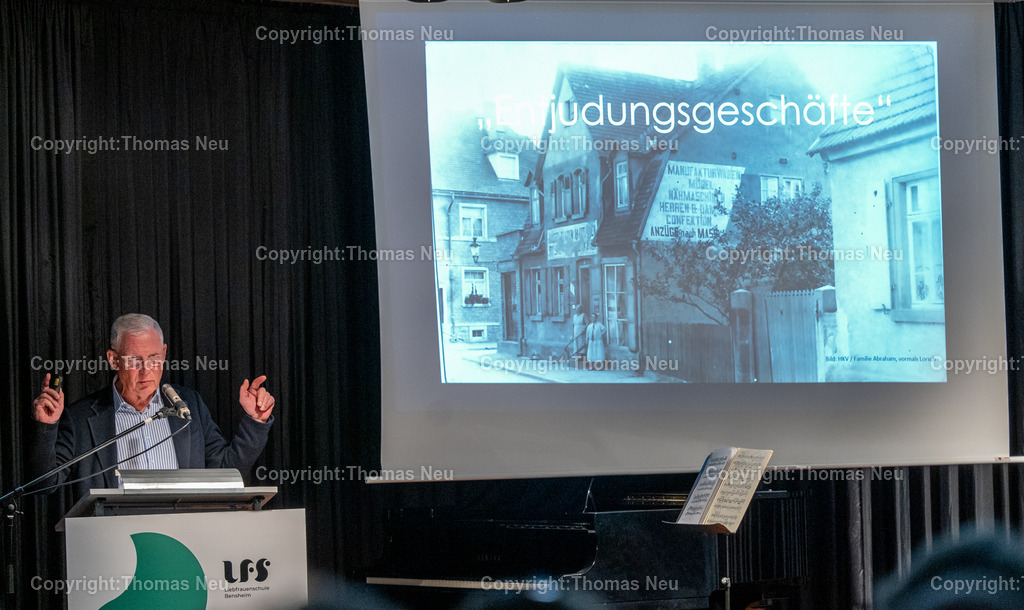 Gedenkfeier_Pogromnacht_2925-26 | bbe, Bensheim, LFS und Bendheimplatz,,Bildvortrag Theo Figaj "Die Enteignung und Beraubung der Juden im NS Staat und die gesellschaftlichen Profiteure"  Bild: Thomas Neu