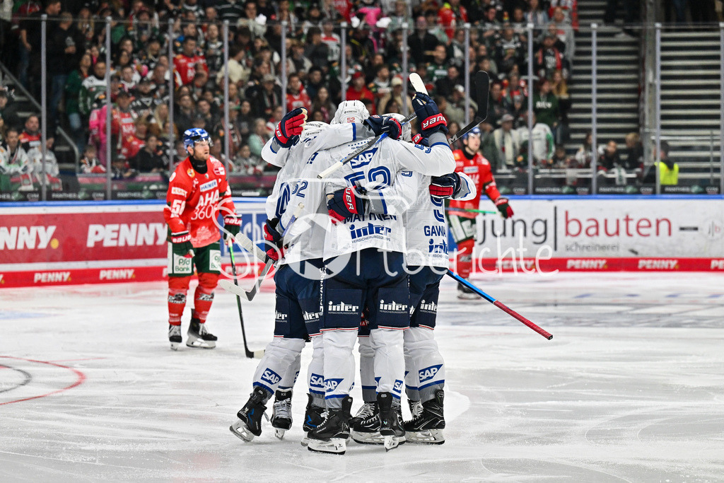 Augsburger Panther - Adler Mannheim | Jubel der Adler nach dem Treffer zum 2-2 durch Nicolas MATTINEN (Adler Mannheim 52) / Tor / Torschuetze / Freude / Happy / DEL: Augsburger Panther - Adler Mannheim; Curt Frenzel Stadion am 14.09.2025