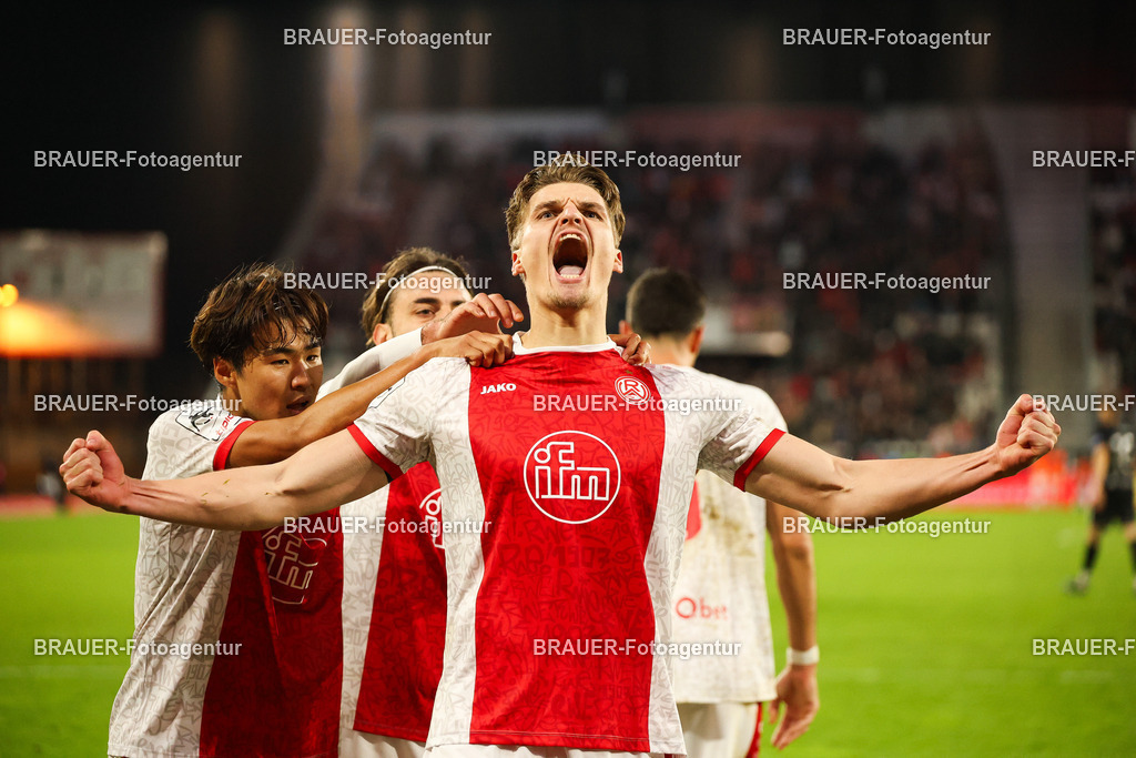 Rot-Weiss Essen - 1.Fc Schweinfurt | Essen, Deutschland, 02.11.2025 Marek Jansen  (Rot-Weiss Essen) Torjubel nach dem 2:1während des 3.Liga Spiels zwischen  Rot-Weiss Essen und 1.Fc Schweinfurt am 02.11.2025 im Stadion an der Hafenstraße in Essen. (Foto von Timo Bluhmki-Schmidt/Brauer Fotoagentur