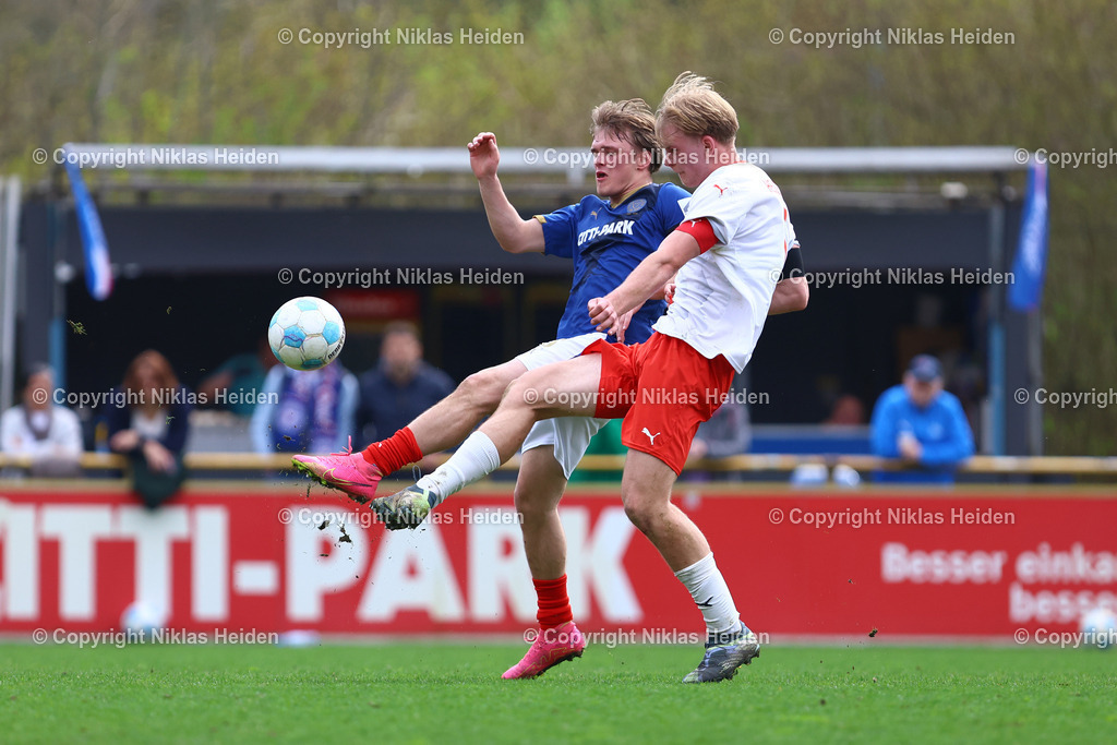NH_HolsteinKielU19_1FCHeidenheimU19_DFBNachwuchsliga_18042026 | #8 Kevin Kortum (Holstein Kiel U19), #5 Maximilian Vogel (1. FC Heidenheim U19)Fußball I Herren I U19 DFB-Nachwuchsliga Hauptrunde Liga A, Gruppe B I Saison 2025-2026 I 9. Spieltag I Holstein Kiel U19 - 1. FC Heidenheim U19 I 18.04..2026 I Citti-Fußball-Park