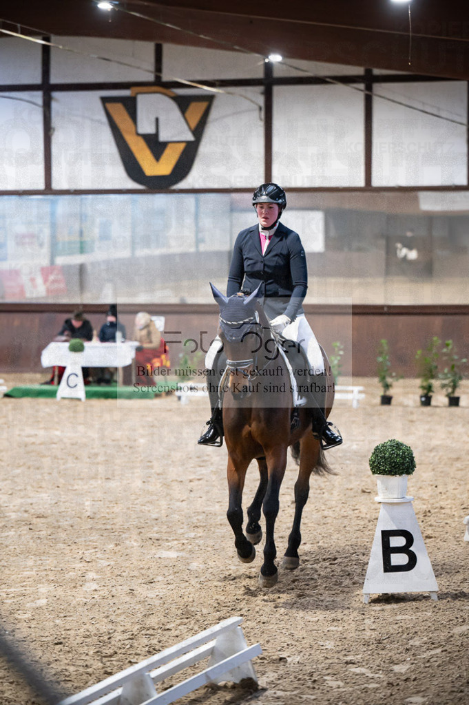 Hallenreittunier Voxtrup 2023 | Entdecke hochwertige Reitturnierfotos von Foto Oger. Professionell, emotional und authentisch – jetzt Lieblingsmomente im Shop bestellen.Deutschlandweite Turnierfotografie. - Realisiert mit Pictrs.com