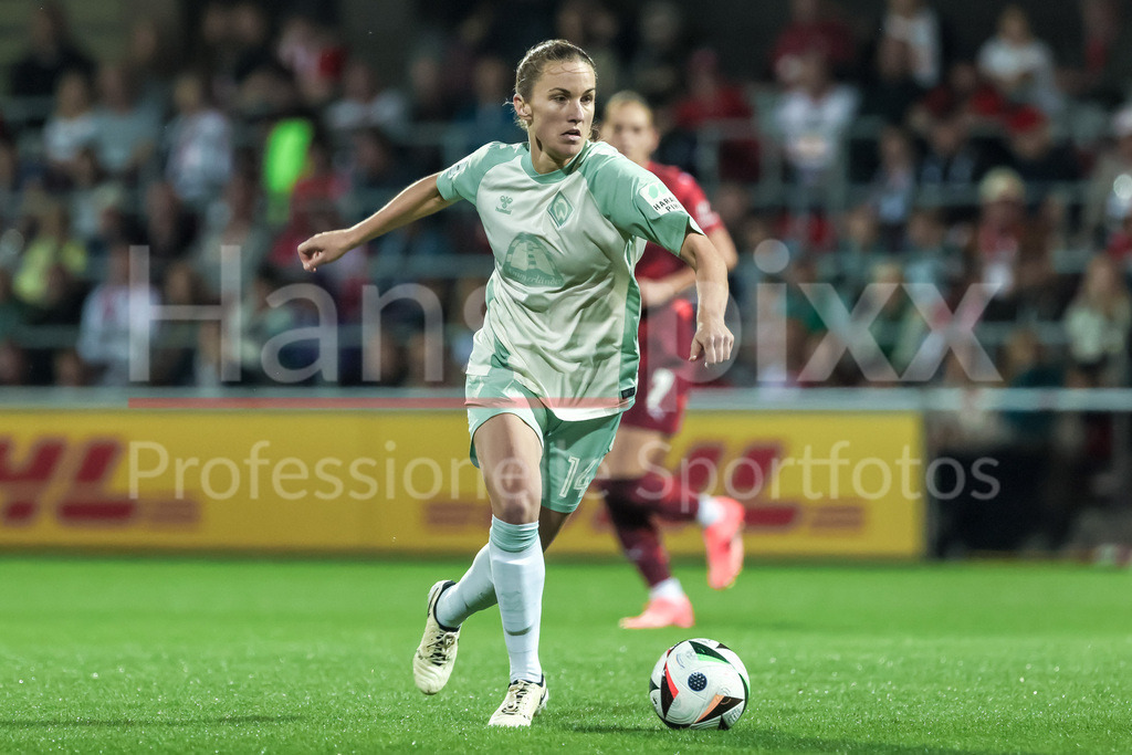 Fussball, Google Pixel Frauen-Bundesliga, RB Leipzig - SV Werder Bremen | v.li.: Michaela Brandenburg (SV Werder Bremen, 14) am Ball, Einzelbild, Ganzkörper, Aktion, Action, Spielszene, DIE DFB-RICHTLINIEN UNTERSAGEN JEGLICHE NUTZUNG VON FOTOS ALS SEQUENZBILDER UND/ODER VIDEOÄHNLICHE FOTOSTRECKEN. DFB REGULATIONS PROHIBIT ANY USE OF PHOTOGRAPHS AS IMAGE SEQUENCES AND/OR QUASI-VIDEO.