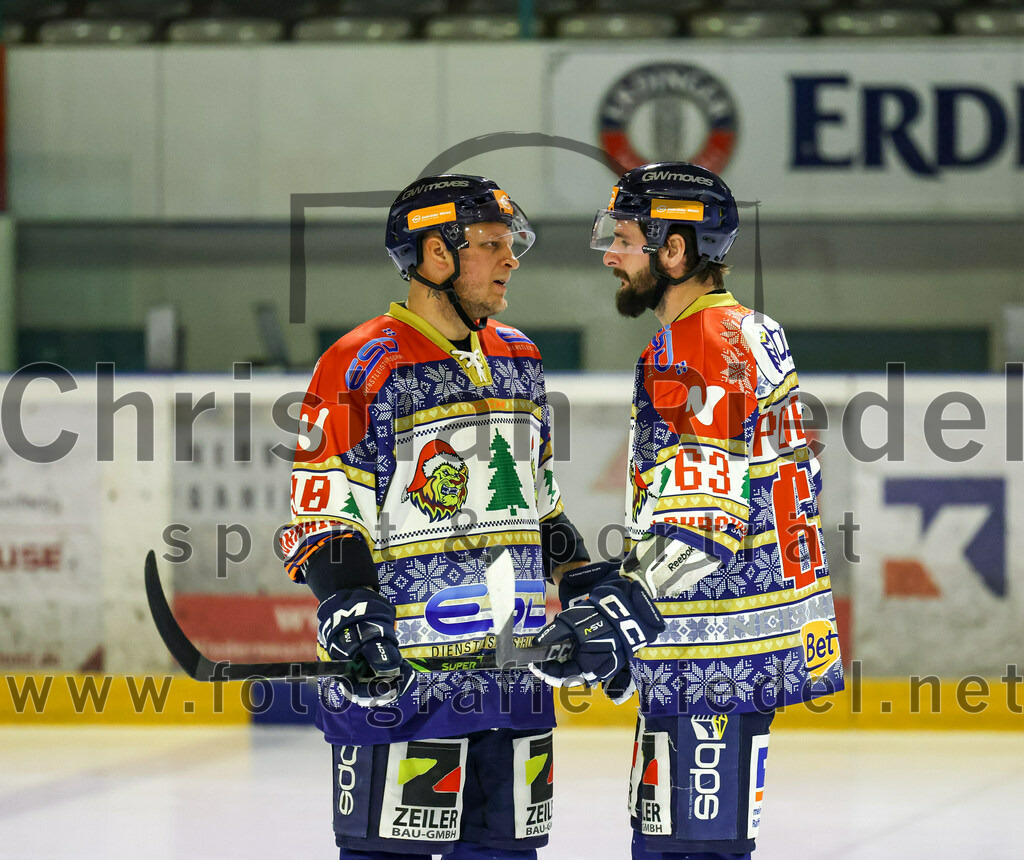 2022-12-09_086_TSV_Erding_gegen_EHC_Waldkraiburg | Erding, Deutschland, 09.12.2022:
Eishockey, Bayernliga 2022 / 2023, 19. Spieltag, TSV Erding gegen EHC Waldkraiburg, Endergebnis: 9:2

Jan Loboda (EHC Waldkraiburg, #90), Michal Popelka (EHC Waldkraiburg, #63)

Foto: Christian Riedel / fotografie-riedel.net