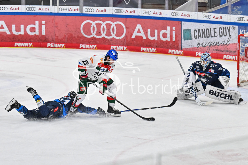 ERC Ingolstadt - Augsburger Panther  | v. l. Riley SHEEN (ERC Ingolstadt #91), Mick KOEHLER (Augsburger Panther #11) und Devin WILLIAMS (ERC Ingolstadt #31) / DEL: ERC Ingolsdtadt - Augsburger Panther, Saturn Arena am 10.01.2025