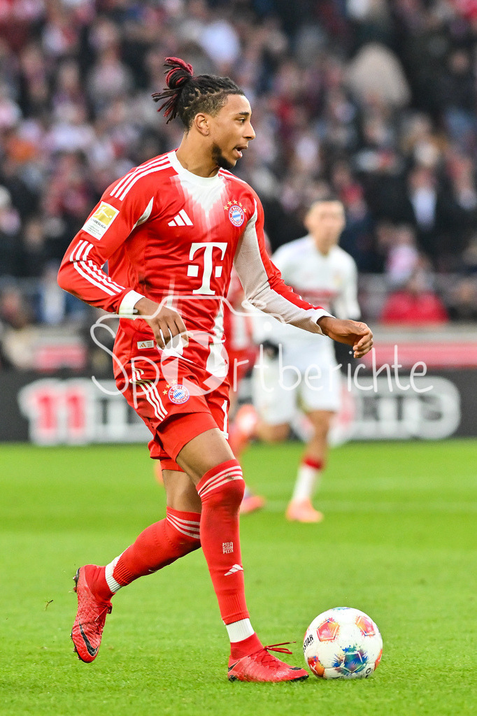 VfB Stuttgart - FC Bayern München | STUTTGART, GERMANY - 06. DECEMBER: am Ball Michael OLISE (FC Bayern Munich 17) / Einzelfoto / Freisteller während dem Bundesligamatch zwischen dem VfB Stuttgart und dem FC Bayern München am 13. Spieltag in der MHP Arena / DFL REGULATIONS PROHIBIT ANY USE OF PHOTOGRAPHS AS IMAGE SEQUENCES AND/OR QUASI-VIDEO