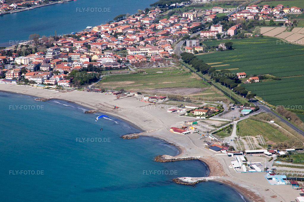 Luftbild: Ortsansicht in Marinella di Sarzana im Bundesland Liguria in Italien. Foto: IMG_087132.jpg vom 04.04.2016 durch Werner Riehm/FLY-FOTO.de