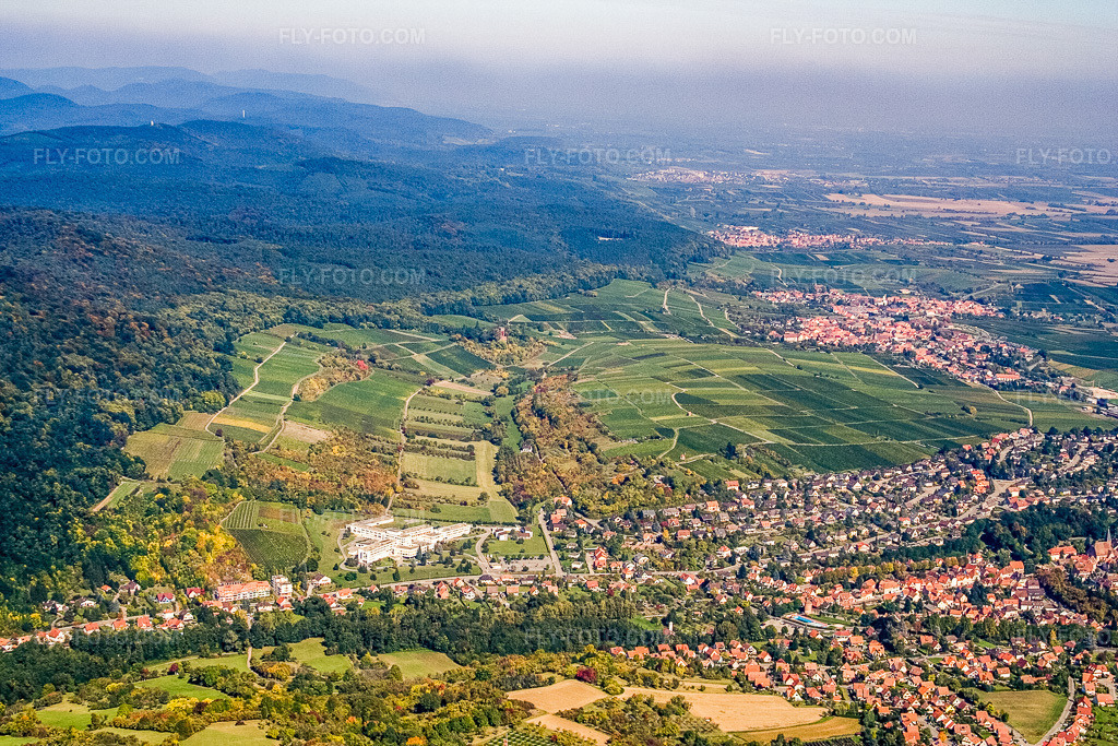 Aerial view: Sonnenberg to Schweigen in Wissembourg in the state Bas-Rhin, France. – Photo: IMG_13616.jpg taken on 09/28/2008 by Werner Riehm/FLY-FOTO.com – Resolution of the original: 3456 x 2304 px