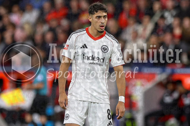 Bayer 04 Leverkusen vs Eintracht Frankfurt - Bundesliga  | Leverkusen, Deutschland, 12.09.25:   Fares Chaibi (Eintracht Frankfurt) schaut waehrend des Spiels der Bundesliga zwischen  Bayer 04 Leverkusen vs Eintracht Frankfurt in der BayArena(Foto von Brauer-Fotoagentur / Adrian Schlueter)