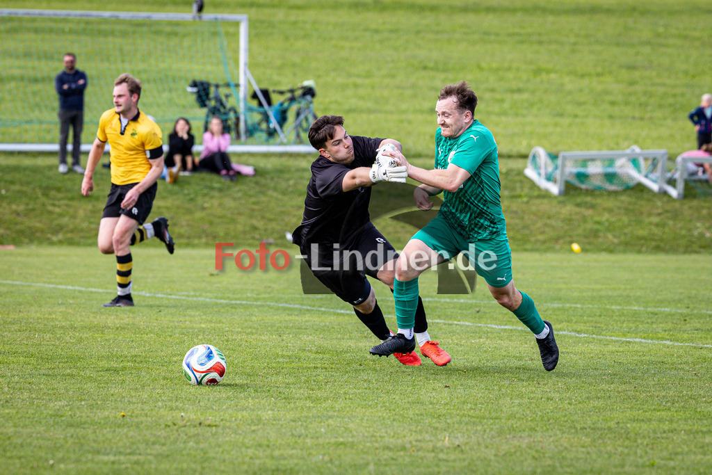 SV Haunshofen gegen TSV Perchting-Hadorf | Fußball Herren A-Klasse Gruppe 5 Zugspitze 2025/26 24. Spieltag, SV Haunshofen gegen TSV Perchting-Hadorf, 20260517,Faulspiel, Faul, Torwart, rote Karte,2026-05-17 in 82407 Haunshofen (Rasenplatz 1, Hauptstraße 60), Fidel HOPFENSPERGER (TSV Perchting-Hadorf Torwart 1), Christian SCHUSTER (SV Haunshofen 10)Copyright: WolfgangxLindner www.foto-lindner.de