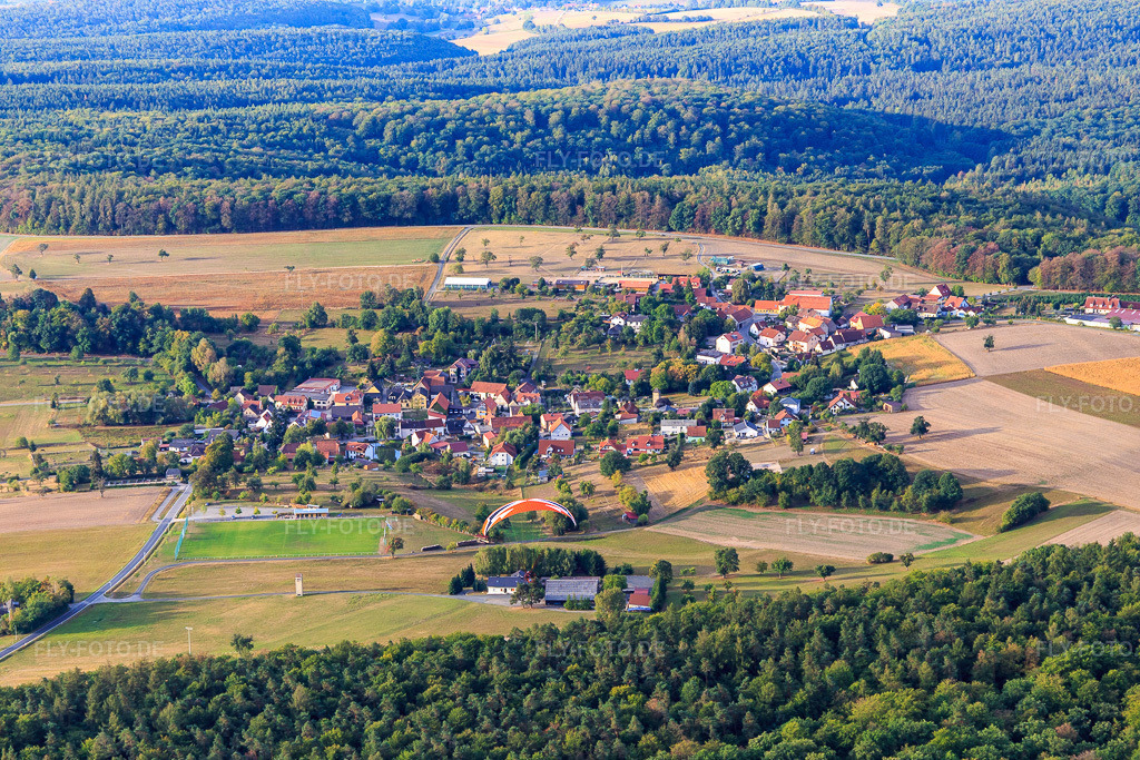 Luftbild: Dorfübersicht aus Norden im Ortsteil Fatschenbrunn in Oberaurach im Bundesland Bayern in Deutschland. Foto: IMG_111157.jpg vom 09.09.2018 durch Werner Riehm/FLY-FOTO.de