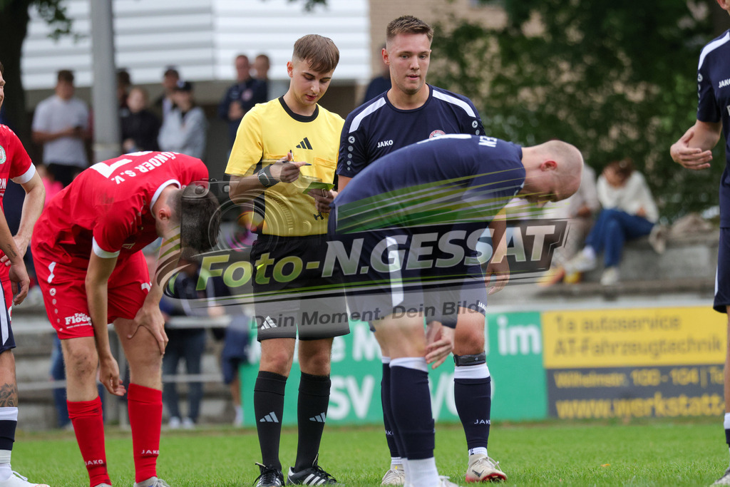 Bünder SV - VfL Holsen | Auf dem Bild zu sehen: Schiedsrichter: Nico Jendrysiak ; blau VfL Holsen: Niko Gulin Bünder SV, VfL Holsen, Saison 26/27, Kreisliga A, Bünde, Deutschland - Realisiert mit Pictrs.com