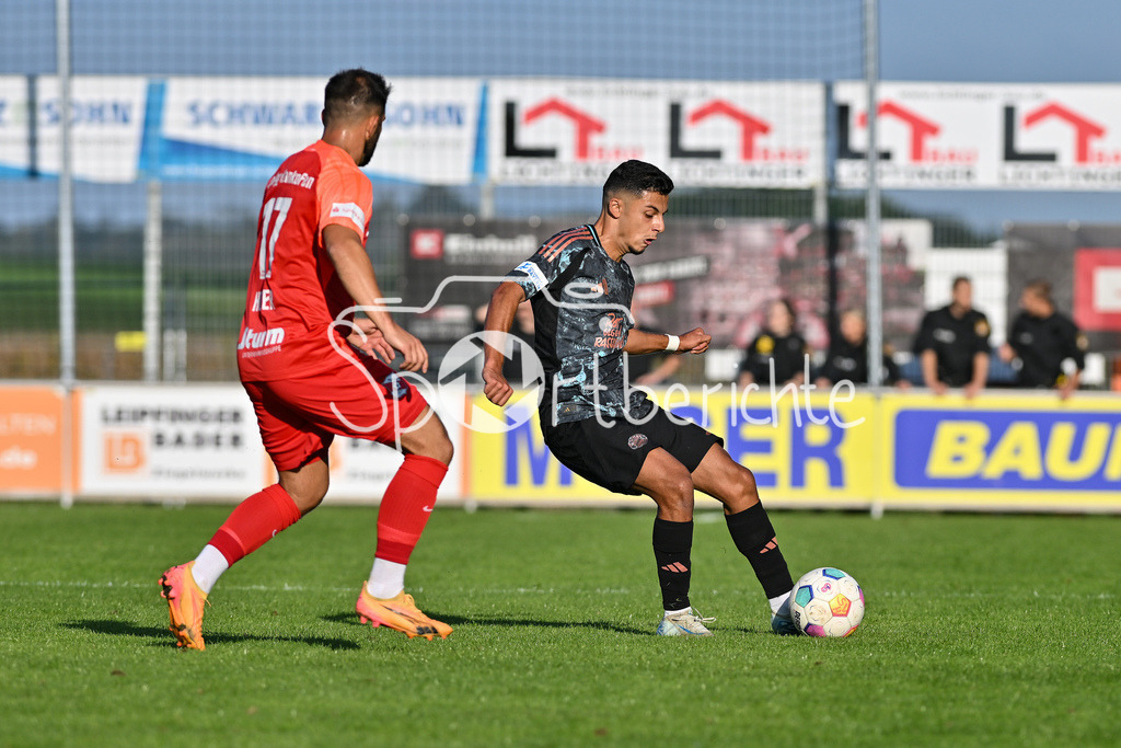 SpVgg Hankofen-Hailing - FC Bayern Amateure | im Duel Daniel HOFER (Spvgg #17) und Davide DELL´ERBA (FC Bayern München II #3) / Zweikampf