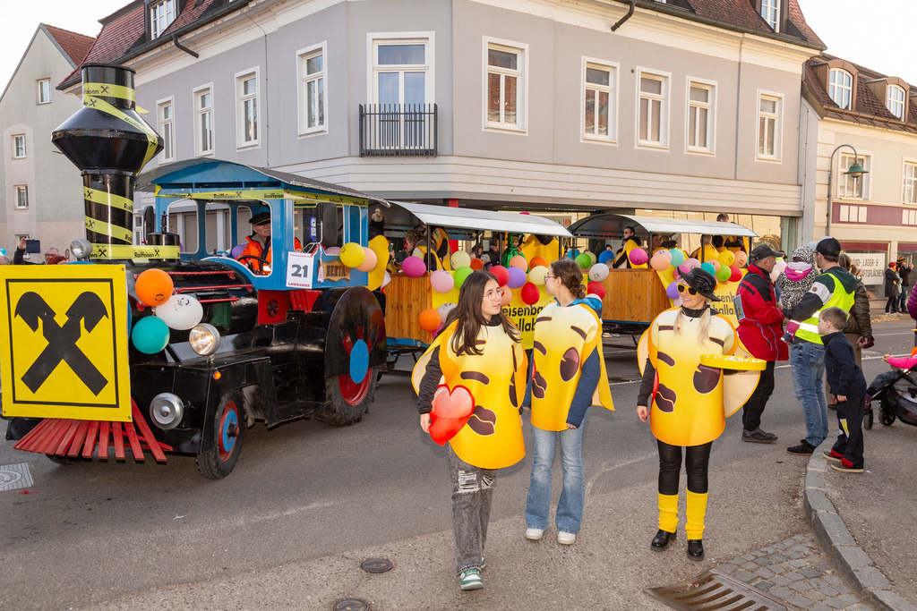 Umzug2025-204_9907 | Fotostrecke: FASCHINGSUMZUG 2025 in Loosdorf. 22 Masken(gruppen)-Teilnehmer: Loosdorfer Vereine, Wirtschaftstreibende, Gemeindeabordnungen sowie Kreditinstitute. rund 700 Besucher entlang der Hauptstrasse. Veranstaltungs-Sicherung durch Mannschaft der FF-Loosdorf mit schwerem Gerät. Maskenprämierung am EKZ-Platz durch Bgm. Thomas Vasku in den Kategorien: Bester Festwagen (Fa. gkonzept-Groissenberger; Beste Personengruppe-ASK-Loosdorf; Beste Einzelperson; Weiteste Anreise-FF Schollach;