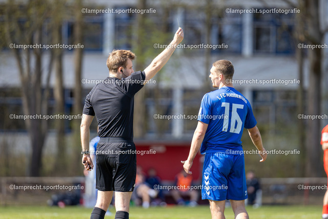 Fußball I Junioren I Saison 2025-2026 I DFB-Nachwuchsliga I 8. Spieltag I JFV Lübeck - 1. FC Magdeburg 92 | v.l. Tom Holsten (Schiedsrichter), Max Adrian (16, 1. FC Magdeburg) - Realisiert mit Pictrs.com