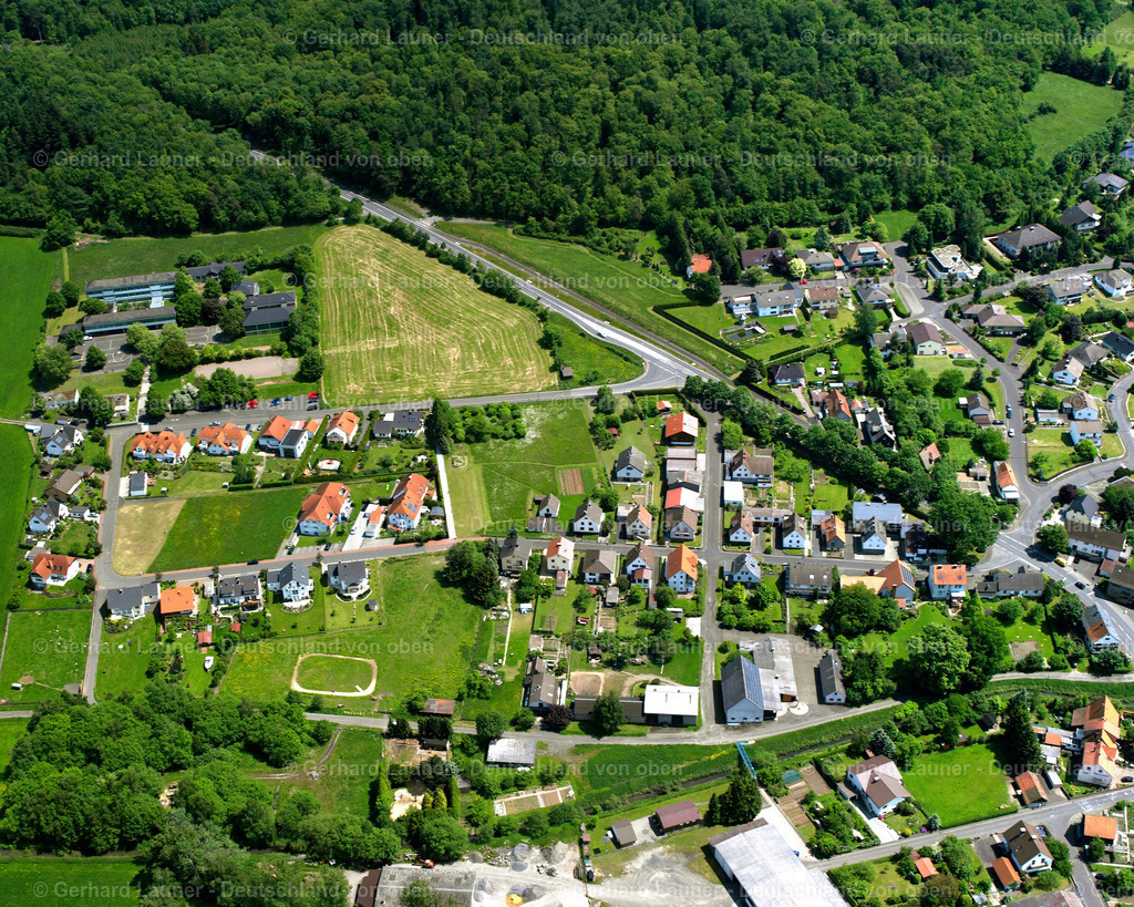 2614102 | ROMROD 09.06.2006 Landwirtschaftliche Nutzflächen und Feldgrenzen  umsäumen das Siedlungsgebiet des Dorfes in Romrod im Bundesland Hessen, Deutschland // Agricultural land and field boundaries surround the settlement area of the village  in Romrod in the state Hesse, Germany Foto: Gerhard Launer