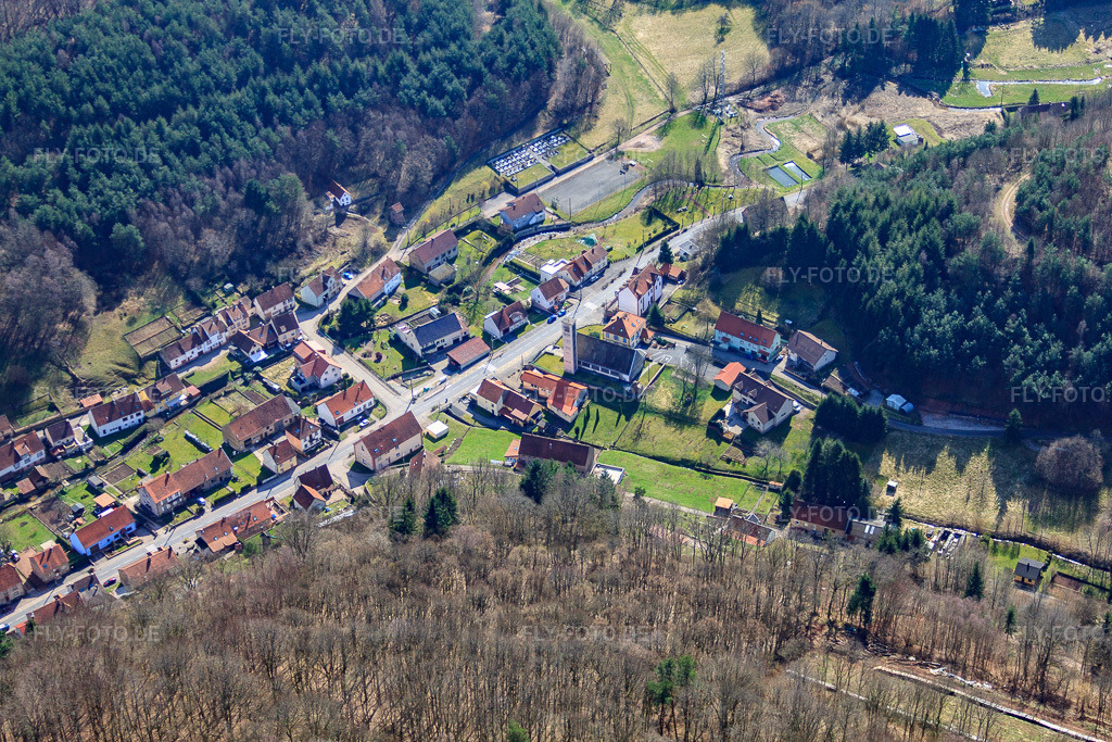 Luftbild: Ortsmitte in Hanviller im Bundesland Moselle in Frankreich. – Foto: IMG_38461.jpg vom 20.03.2011 durch Werner Riehm/FLY-FOTO.de – Auflösung des Originals: 4752 x 3168 px