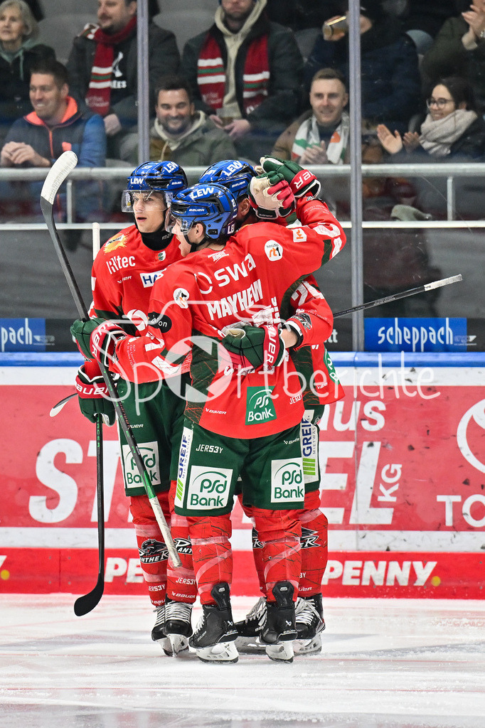 Augsburger Panther - Fischtown Bremerhaven | AUGSBURG, GERMANY - 25. JANUARY: Jubel der Panther nach dem Treffer zum 1-1 Ausgleich durch Tim WOHLGEMUTH (Augsburger Panther 33) / Tor / Torschuetze / Freude / Happy während dem Match zwischen den Augsburger Panthern und den Fischtown Pinguins am 43. Spieltag der Penny DEL im Curt Frenzel Stadion