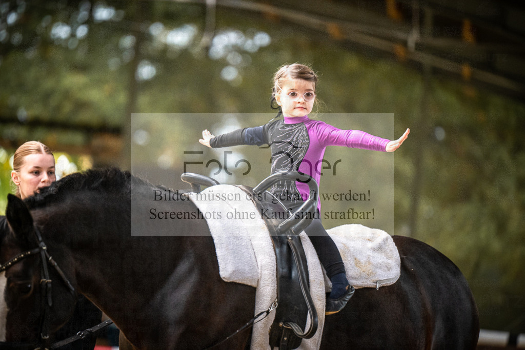 DOS_0102 | Entdecke hochwertige Reitturnierfotos von Foto Oger. Professionell, emotional und authentisch – jetzt Lieblingsmomente im Shop bestellen.Deutschlandweite Turnierfotografie. - Realisiert mit Pictrs.com