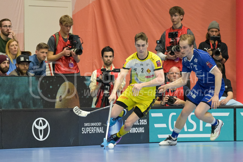 Zug United vs HC Rychenberg - 22. February 2025 | Zug United vs HC RychenbergSporthalle Wankdorf, BernNicola Bischofberger (#2 HC Rychenberg Winterthur) gegen Sami Johansson (#77 Zug United).Bild: Sportfotografie Markus Aeschimann | www.markus-aeschimann.ch - Realisiert mit Pictrs.com