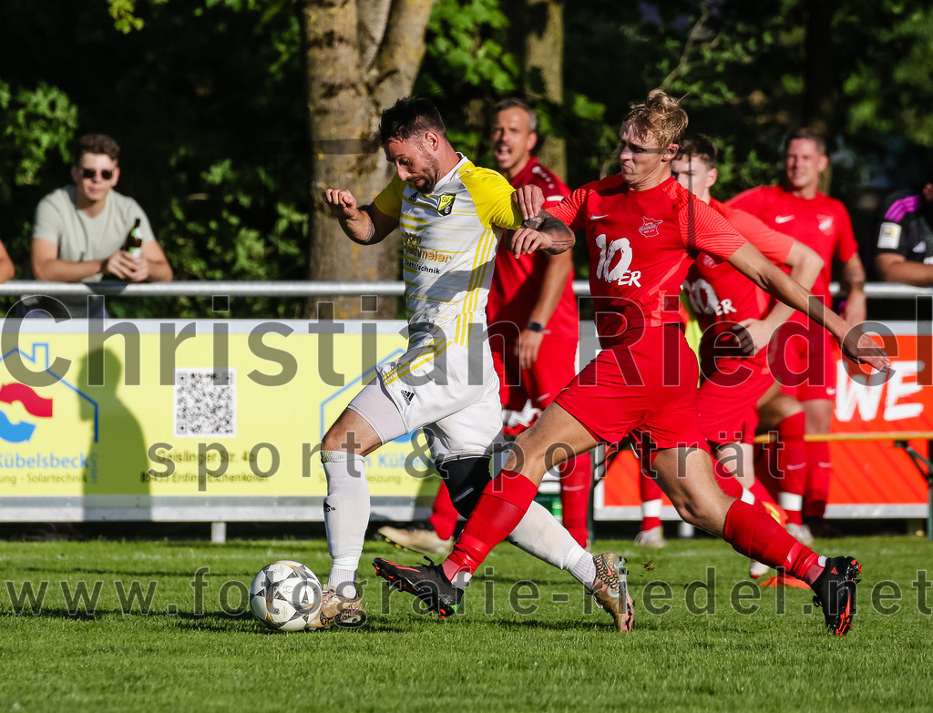 2023-08-18_050_SpVgg_Eichenkofen_gegen_FC_Langenpreising | Erding, Deutschland, 18.08.2023:
Fußball, A-Klasse 2023 / 2024, 3. Spieltag, SpVgg Eichenkofen gegen FC Langenpreising, Endergebnis: 0:2

Christian Huber (SpVgg Langenpreising, #10), Jesse Tauber (SpVgg Eichenkofen, #6)

Foto: Christian Riedel / fotografie-riedel.net