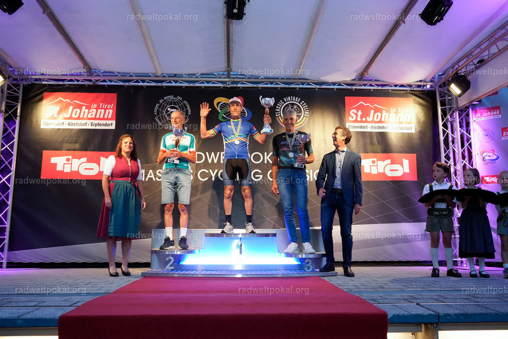 1260_20230817_Bewerb_Maenner_Muehlanger | AUT - OESTERREICH, 2023-08-16: SPORT RENNRAD-FAHREN - 55. INTERNATIONALER RADWELTPOKAL IN ST. JOHANN IN TIROL  - Vintage-Radrennen mit WM-Bronze-Medaillen-Siegerin Christina Schweinberger, den Teilnehmer und Alexander Baumann (vom Orginastions-Team) - TAG 2 BEWERB MAENNER IN SECHS GRUPPEN  ; Foto: Roland Muehlanger