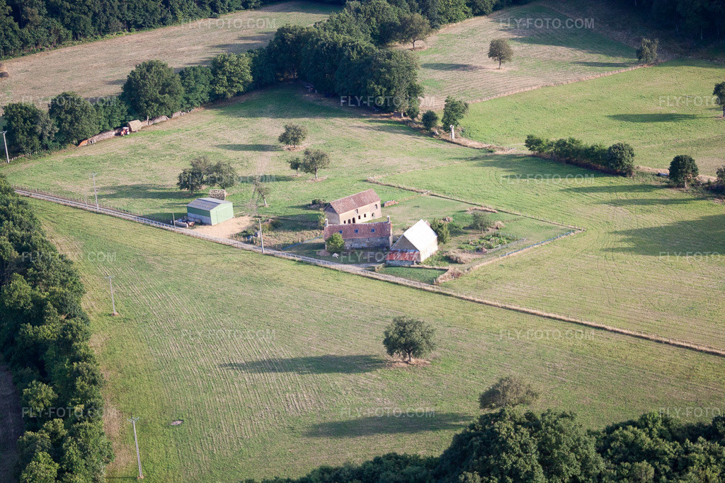 Aerial view: View of the town in Dollon in the state Sarthe, France. – Photo: IMG_19929.jpg taken on 07/28/2009 by Werner Riehm/FLY-FOTO.com – Resolution of the original: 4752 x 3168 px