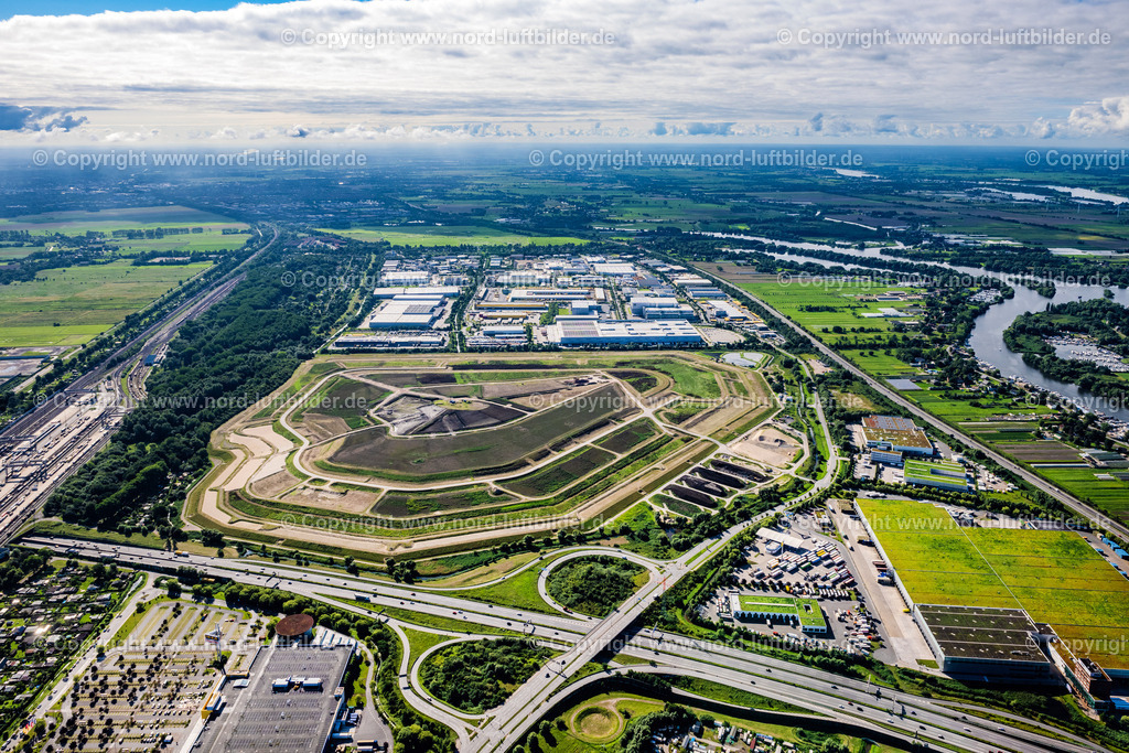 Hamburg_Moorfleet_ELS_1061050823 | HAMBURG 05.08.2023 Lagerhallen und Speditionsgebäude der "Fiege Logistik Stiftung & Co. KG" an der Amandus-Stubbe-Straße im Ortsteil Moorfleet in Hamburg, Deutschland. // Warehouses and forwarding building of "Fiege Logistik Stiftung & Co. KG" on street Amandus-Stubbe-Strasse in the district Moorfleet in Hamburg, Germany. Foto: Martin Elsen