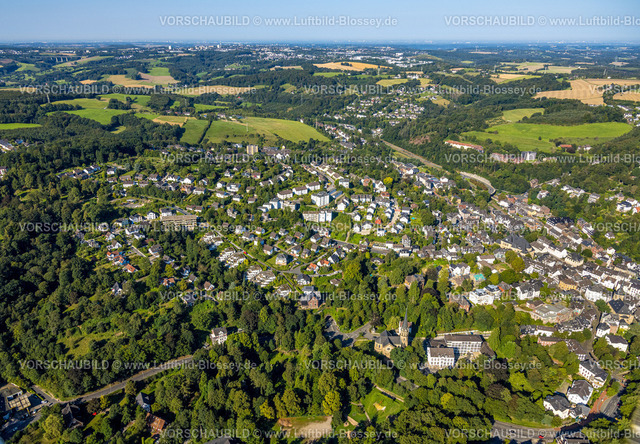 Velbert240811641Langenberg | Luftbild, Wohngebiet und Wohnsiedlung Ortsansicht Langenberg Hauptstraße, unten die Eventkirche Veranstaltungsort und Stadtteilbibliothek, Terrassenhäuser Benderstraße, Wiesen und Felder mit Fernsicht, Langenberg, Velbert, Ruhrgebiet, Nordrhein-Westfalen, Deutschland