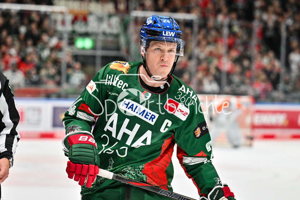 Augsburger Panther - Grizzlys Wolfsburg | AUGSBURG, GERMANY - 15. MARCH: im Bild T. J. TREVELYAN (Augsburger Panther 24) / Einzelfoto / Freisteller während dem Match zwischen den Augsburger Panthern und den Grizzlys Wolfsburg am 52. Spieltag der Penny DEL im Curt Frenzel Stadion