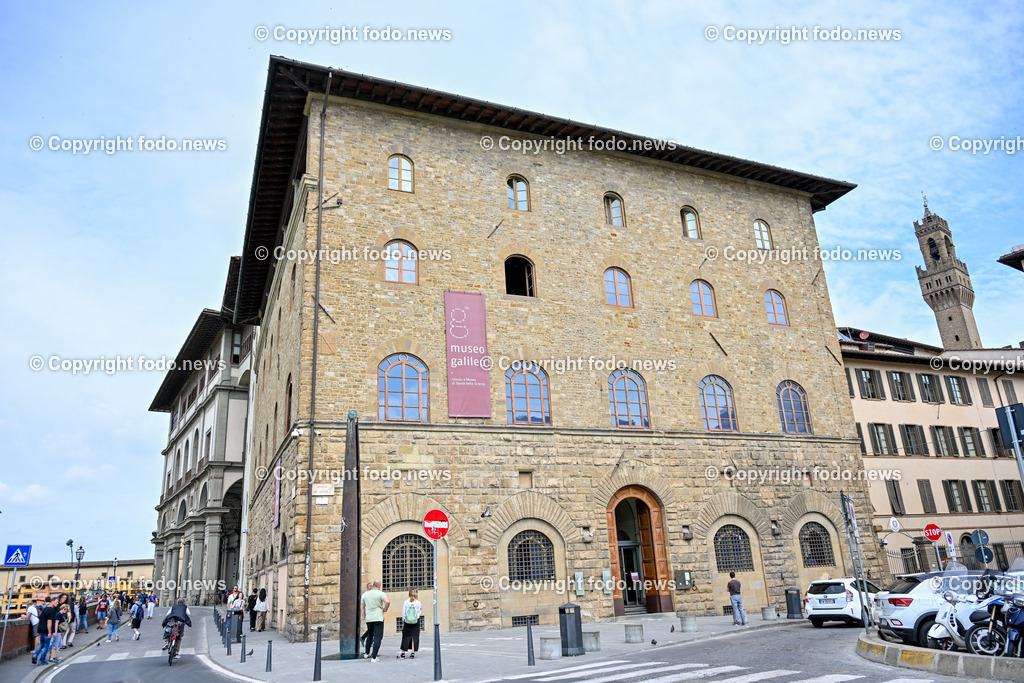 Italien_ Toscana_ Florenz_ 30.05.2024-88 | 30.05.2024, Italien, ITA, Toskana, Florenz im Bild Stadtansichten, Gebäude, Architektur, Touristen, Historisch, Souvenir, Altstadt, Museum, Statuen, Skulpturen, Piazza della Signoria, Statue David, Palazzo Vecchio, Neptunbrunnen, Piazza della Repubblica, Ponte Vecchio, Brücke, Uffizien, Kathedrale Santa Maria del Fiore, Arno, Fluß


Florenz, Firenze, ist eine italienische Großstadt. Nach Einwohnern ist sie die achtgrößte Stadt Italiens. Florenz ist die Hauptstadt sowie größte Stadt der Region Toskana und der Metropolitanstadt Florenz, in der etwa eine Million Menschen leben. Florenz ist für seine Geschichte berühmt. Leonardo da Vinci verbrachte große Teile seiner Jugend in Florenz, Michelangelo fand Unterschlupf in der Kirche der Medici, Galileo Galilei wohnte als Hofmathematiker in den Palästen der Medici. Von 1865 bis 1871 war die Stadt die Hauptstadt des neu gegründeten Königreichs Italien. Das historische Zentrum von Florenz zieht Jahr für Jahr Millionen von Touristen an. Die historische Innenstadt wurde von der UNESCO im Jahre 1982 zum Weltkulturerbe erklärt. 
Quelle: Wikipedia
