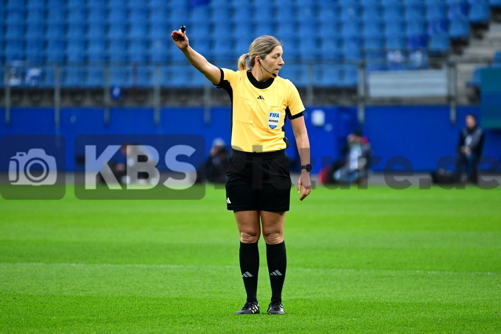 KBS Picture_HSV-Leverkusen_DFBpokal_Frauen_013 | Wacker Karoline Schiedsrichterin ,Sportplatz :  Volksparkstadion, - Realisiert mit Pictrs.com