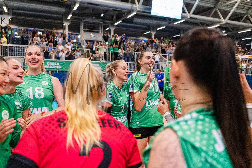 Volleyball, 1. Bundesliga Frauen, Hauptrunde, 1. Spieltag, Saison 2025/2026: USC Münster - SSC Palmberg Schwerin | 1. Bundesliga Frauen, Hauptrunde, 1. Spieltag, Saison 2025/2026, USC Münster empfängt SSC Palmberg Schwerin in der Sporthalle Berg Fidel in Münster. Foto: sportfotografie.ms | Markus Paletta - Realisiert mit Pictrs.com