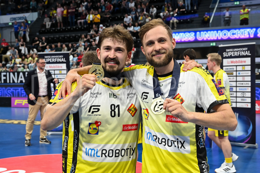 Zug United - HC Rychenberg - 25. April 2026 | Tim Aeschimann (#81 HC Rychenberg Winterthur) und Johan Larsson (#5 HC Rychenberg Winterthur) mit ihren Goldmedaillen am L-UPL Superfinal-Spiel zwischen Zug United und HC Rychenberg am 25. April 2026 in der BCF Arena, Fribourg, Schweiz.Bild: Sportfotografie Markus Aeschimann | www.markus-aeschimann.ch - Realisiert mit Pictrs.com