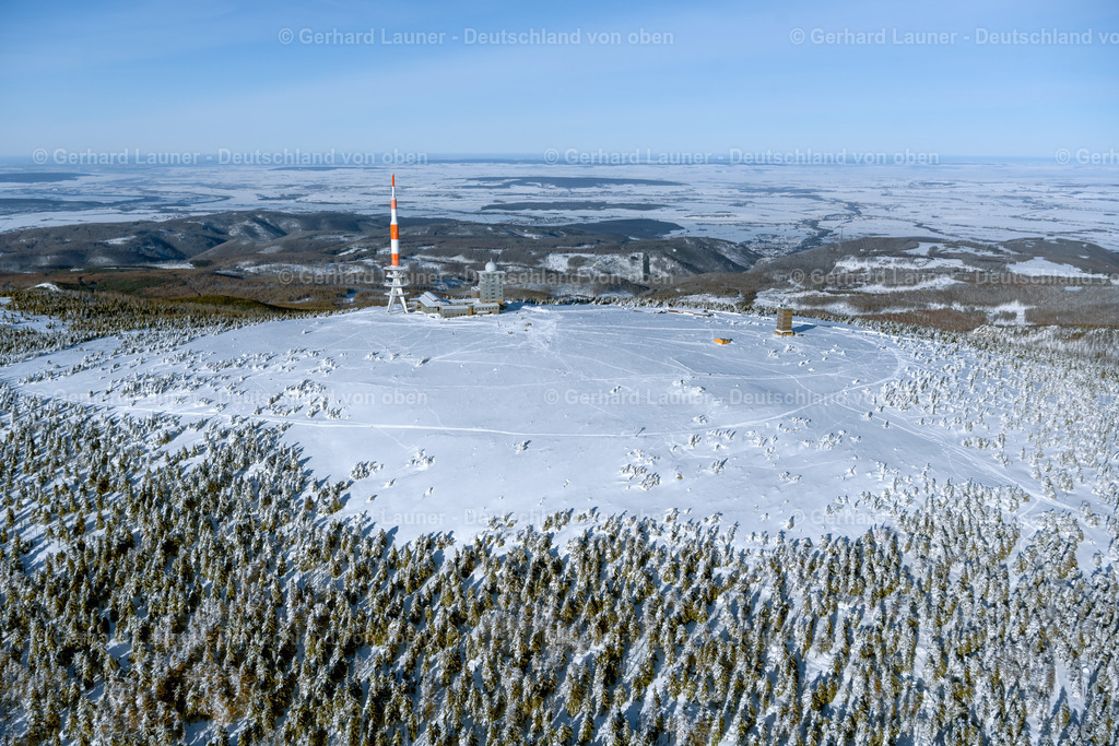 4044924 | SCHIERKE 14.02.2021 Winterlich schneebedeckte Funkturm und Sendeanlage auf der Kuppe des Brocken im Nationalpark Harz in Schierke im Bundesland Sachsen-Anhalt, Deutschland. Weiterführende Informationen bei: DFMG Deutsche Funkturm GmbH,  Deutscher Wetterdienst DWD. // Wintry snowy radio tower and transmitter on the crest of the mountain range Brocken in Harz in Schierke in the state Saxony-Anhalt, Germany. Further information at: DFMG Deutsche Funkturm GmbH,  Deutscher Wetterdienst DWD. Foto: Gerhard Launer