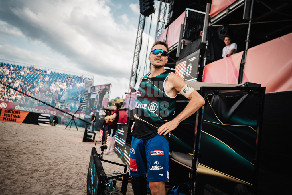 Beachvolleyball | Männer | Deutsche Meisterschaften 2025 Timmendorfer Strand | 04.09.2025 | David Poniewaz beim Einlauf in das Stadion