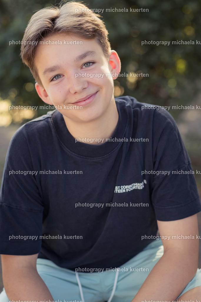 color-1322 | Professionelle Kita- und Schulfotografie aus Augsburg. Natürliche Kinderportraits, moderne Klassenfotos, DSGVO-konforme Online-Galerien und persönliche Betreuung für Schulen und Kindergärten in Augsburg Bayern.