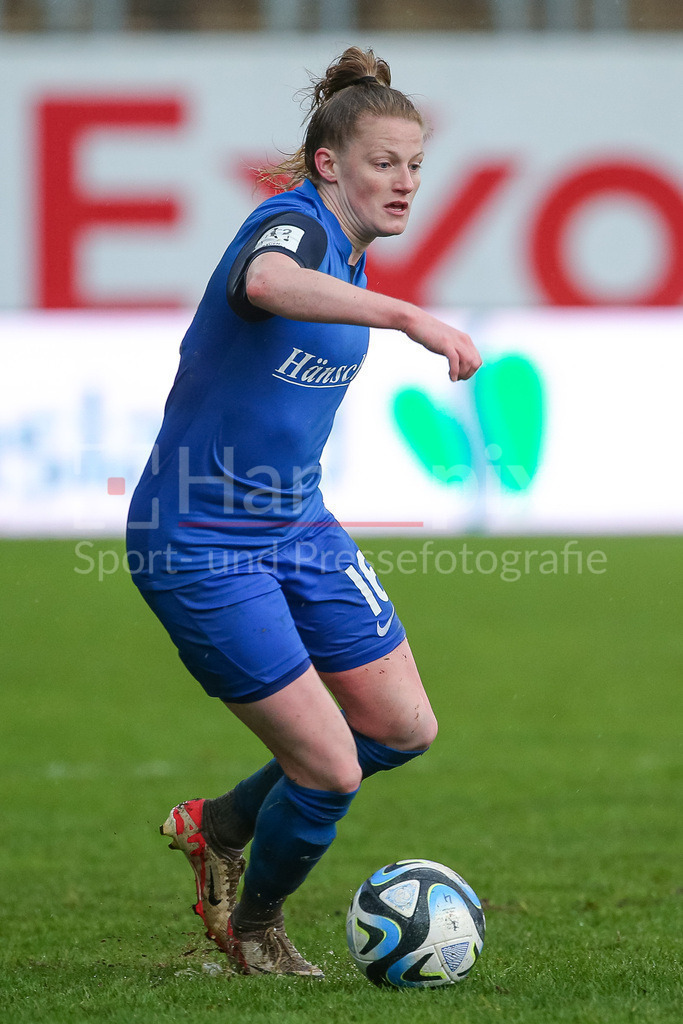 Fussball, 2. Frauen-Bundesliga, SV Meppen - Hamburger SV | v.li.: Sarah Schulte (SV Meppen, 16) am Ball, Freisteller, Einzelbild, Ganzkörper, Aktion, Action, Spielszene, DIE DFB-RICHTLINIEN UNTERSAGEN JEGLICHE NUTZUNG VON FOTOS ALS SEQUENZBILDER UND/ODER VIDEOÄHNLICHE FOTOSTRECKEN. DFB REGULATIONS PROHIBIT ANY USE OF PHOTOGRAPHS AS IMAGE SEQUENCES AND/OR QUASI-VIDEO.