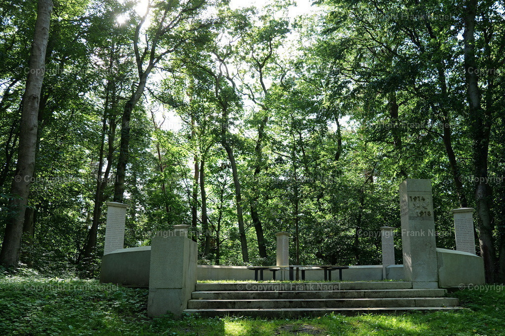Kriegerdenkmal | Denkmal für die 206 gefallenen Bergener Bürger im Ersten Weltkrieg 1914 – 1918 im Rugard auf dem Krähenberg - Realisiert mit Pictrs.com